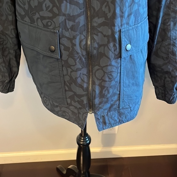 Wolf & Man blue/light blue jacket w/zipper & snap pockets. Excellent condition - Picture 3 of 9